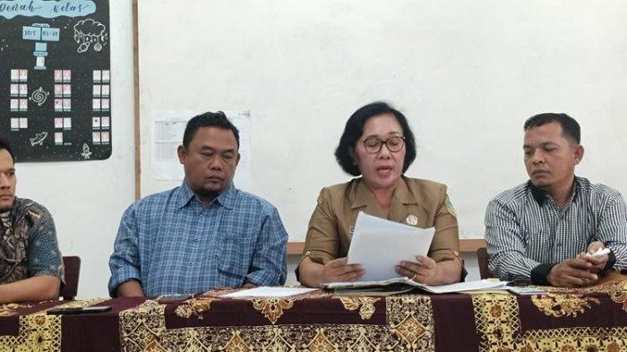 Kepsek SMAN 8 Medan Rosmaida Purba saat menggelar konferensi pers.