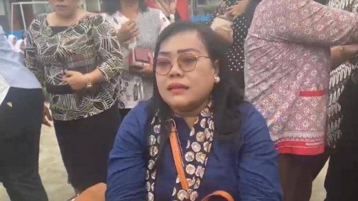 Rosmalia Nababan, guru sekaligus bendahara SMK Negeri 1 Kecamatan Siantar yang mengenang rekan kerja sebelum berangkat ke Pamatang Raya, Kamis (25/1/2024) TRIBUN-MEDAN - ALIJA MAGHRIBI