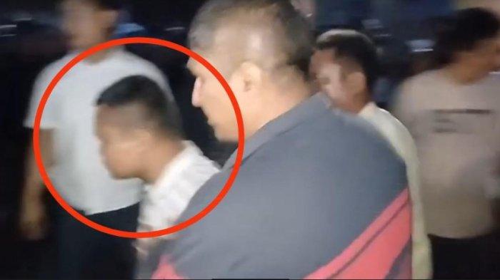 Rudi Simamora, pelaku penistaan agama diamankan polisi dari rumahnya yang dikepung oleh warga di Jalan Medan - Binjai, Kilometer 13, Kecamatan Sunggal, Deliserdang