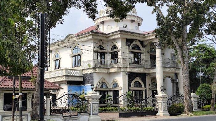 RUMAH AJAI ISMAIL: Rumah Wakil Ketua DPRD Langkat dan Ketua DPD Partai NasDem, Ajai Ismail yang berada di Jalan Proklamasi, Kelurahan Kwala Bingai, Sumatera Utara, Rabu (12/2/2025).