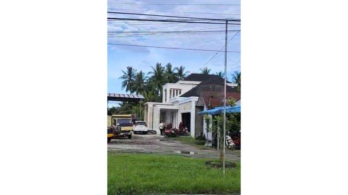 Rumah diduga milik anggota DPRD Asahan, PP digerebek polisi terkait dugaan perjudian sabung ayam, Minggu (20/4/2025). Polisi mengaku masih mendalami kasus tersebut.