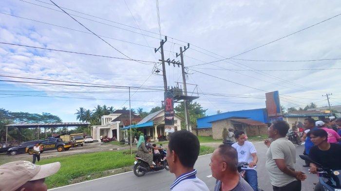 RUMAH DIGEREBEK: Rumah diduga milik anggota DPRD Asahan, PP digerebek polisi terkait dugaan perjudian sabung ayam, Minggu (20/4/2025). Polisi mengaku masih mendalami kasus tersebut.