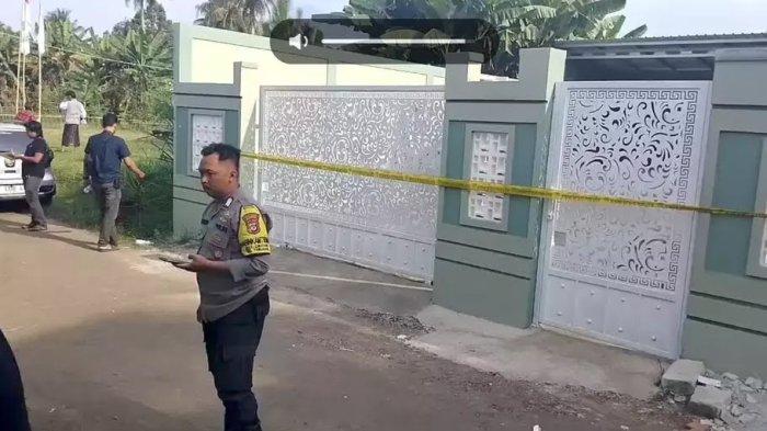 Satu keluarga yang dibantai perampok itu terjadi di rumah korban di Kampung Cimayang, Desa Cimayang, Kecamatan Pamijahan, Kabupaten Bogor, Jawa Barat. (Tribun Bogor)