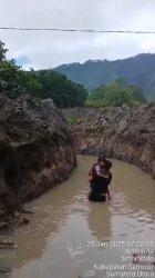 RUMAH TERISOLASI: Tangis pilu satu keluarga di tepi Danau Toba, di sekeliling rumahnya dikeruk orang lain yang diduga lebih memiliki kemampuan materi. Peristiwa di luar kemanusiaan ini terjadi ini Desa Unjur, Kecamatan Simanindo, Kabupaten Samosir, Sumatera Utara, Senin (21/1/2025). Rumah itu ditempati keluarga Darma Ambarita dan istrinya Rentina Sihotang. Tampak anak mereka harus dibantu sang ayah, Ambarita untuk melintasi genangan air yang telah dikeruk orang lain. (HO/SINTA SIHOTANG)