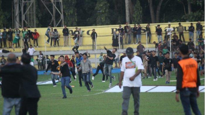 Suasana kericuhan salah satu kelompok suporter saat selesai pertandingan antara PSMS Medan melawan PSPS Riau di Stadion Baharuddin Siregar, Deliserdang, Sabtu (9/12/2023).