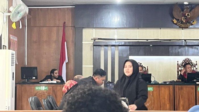 SAKSI - Nadia Rovin Putri (jilbab hitam) anak terdakwa korupsi Novin Karmila saat hadir sebagai saksi di persidangan, Selasa (15/7/2025).