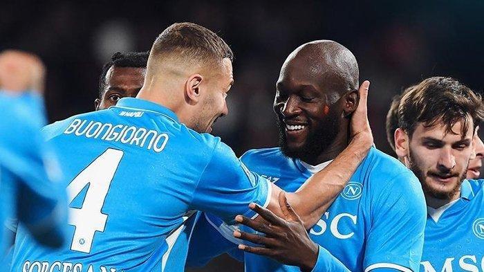 SELEBRASI LUKAKU: Selebrasi penyerang Napoli, Romelu Lukaku bersama rekan setim seusai mencetak gol ke gawang mantan klubnya, AS Roma pada pertandingan pekan 13 Liga Italia Serie A, di Stadion Diego Armando Maradona, Minggu (24/11/2024).  Napoli memetik tiga poin dari AC Milan pada laga Senin (31/3/2025) dini hari
