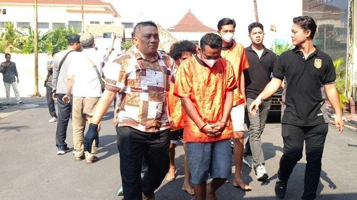 DITANGKAP - BANDAR NARKOBA: Kobar saat mengenakan baju tahanan dan diborgol, Jum'at (25/4/2025). Tersangka dan komplotannya, bisa menjual sabu-sabu yang didapatnya dari Madura sebanyak 2 kilogram dalam satu bulan.