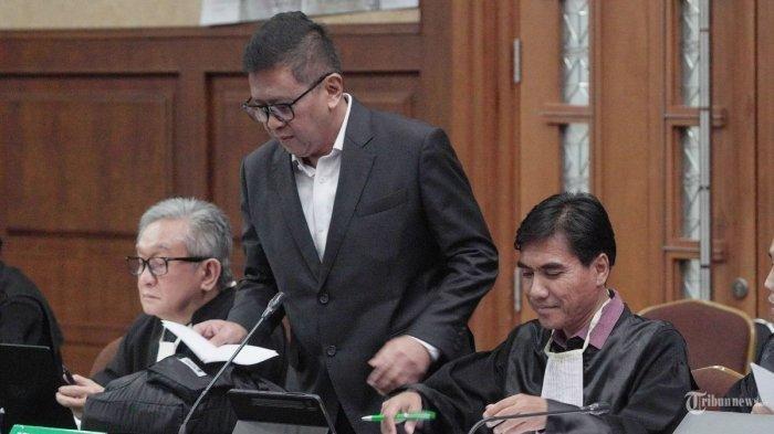 SIDANG HASTO - Terdakwa kasus dugaan perintangan penyidik kasus korupsi Harun Masiku dan pemberian suap, Hasto Kristiyanto menyimak keterangan saksi yang dihadirkan Jaksa Penuntut Umum (JPU) saat menjalani sidang lanjutan di Pengadilan Tipikor, Jakarta Pusat, Jumat (16/5/2025). Tahap pembuktian rampung, sidang tuntutan Hasto Kristiyanto di kasus Harun Masiku digelar 3 Juli 2025.