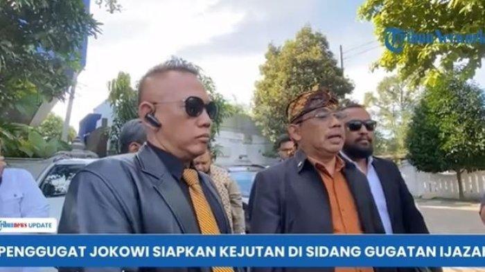 SIDANG IJAZAH JOKOWI - Zaenal Mustofa (kiri) tetap hadir sebagai pengacara Tolak Ijazah Palsu Usaha Gakpunya Malu (TIPU UGM) dalam sidang perdana dugaan ijazah palsu Presiden ke-7 RI, (Joko Widodo) yang bakal digelar di Pengadilan Negeri (PN) Solo, Kamis (24/4/2025). Dia baru saja ditetapkan menjadi tersangka dugaan pemalsuan ijazah.