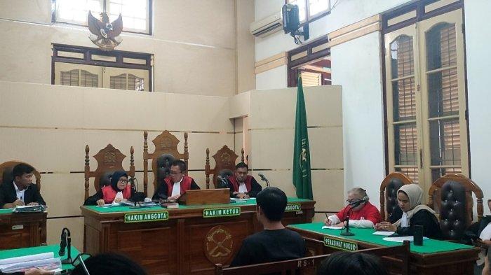 SIDANG PEMBUNUHAN - Hakim saat bertanya kepada Yolan Kristian dokter yang menangani Rusman Maralen Situngkir, korban pembunuhan oleh istrinya, Tiromsi Sitanggang saat memberikan kesaksian di Pengadilan Negeri Medan, Senin (28/4/2025).