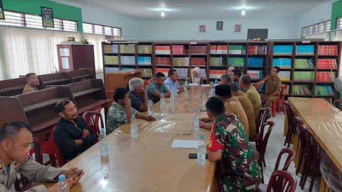 SMA N 1 Stabat menggelar pertemuan antara orangtua korban dan pelaku pasca viral aksi bullying atau perundungan yang dialami seorang siswi SMA N 1 Stabat berinisial A, Kabupaten Langkat, Sumatera Utara, Senin (16/10/2023).
