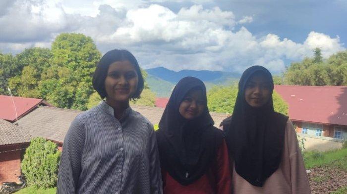 Usi,  Tiara dan temannya saat  jalan-jalan sore di area asrama SMAN  Plus 20 Sipirok.