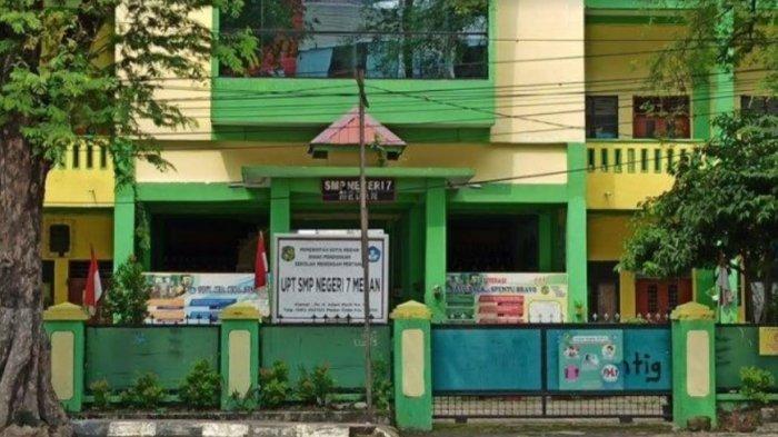 SMPN 7  Medan jalan Adam Malik, Medan. Sejumlah wali murid SMPN 7 Medan keberatan, anak-anaknya berangkat study tour ke Berastagi. Namun, sekolah tetap nekat berangkat, Sabtu (18/5/2024).