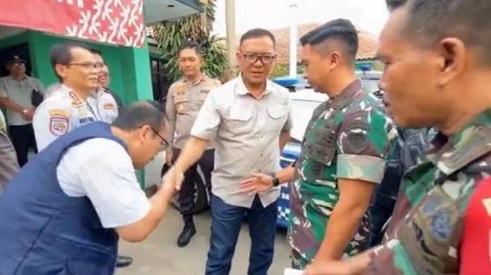 Screenshot video Bupati Bogor Iwan Setiawan melewatkan bersalaman dengan Dandim 0621 Gan Gan Rushandara