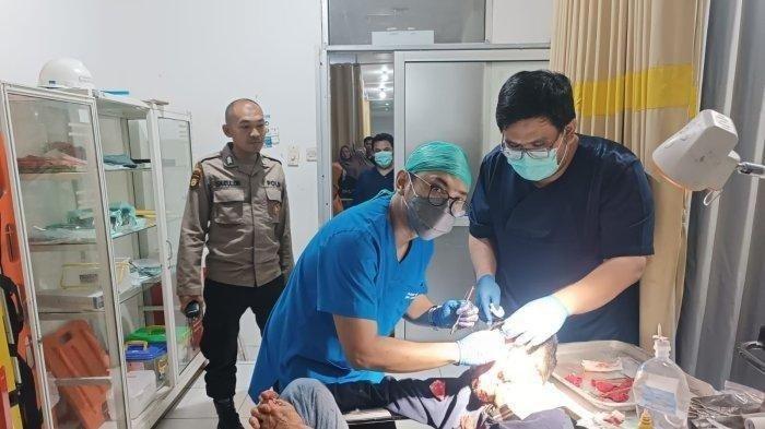 Pengobatan tukang rias bernama Fikri Firdaus (31 tahun) asal Desa Cikaret, Kecamatan Kebonpedes, Kabupaten Sukabumi, yang dihantam gelas hingga luka parah di bagian pelipis kepala.