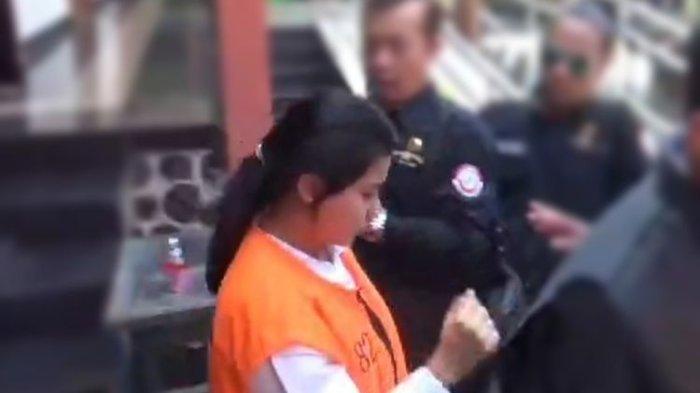 Fitri Silma Anjani (22) harus mempertanggungjawabkan perbuatannya usai menguras uang nasabah senilai puluhan juta rupiah dari bank tempatnya magang.