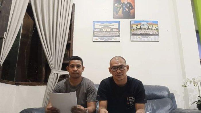 Ipda Rudy Soik bersama kuasa hukumnya sedang memberikan keterangan kepada wartawan di rumahnya, Jumat (30/8/2024)