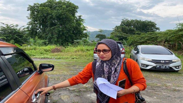 LAPORAN PALSU - Polisi ketika olah TKP terhadap kasus Rosma Yulita. Guru PNS di Batam itu ternyata membuat laporan palsu kehilangan uang Rp 210 juta di KFC Tiban III pada 14 Juli 2025.