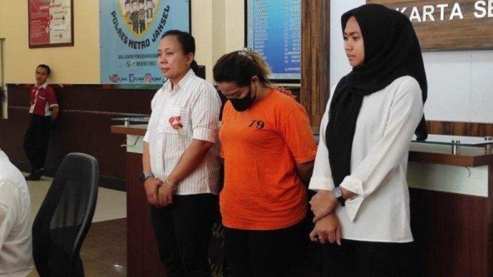 Muncikari berinisial JL (30) saat ditunjukkan polisi di lobi Mapolres Metro Jakarta Selatan, Selasa (10/10/2023).