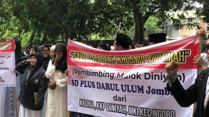 Para guru agama Islam dan pembimbing pelajaran Diniyah menggelar aksi solidaritas setelah kepolisian menetapkan seorang guru pembimbing pelajaran Diniyah sebagai tersangka dalam kasus cedera mata kanan yang dialami siswa SD Plus Darul Ulum Kabupaten Jombang, Jawa Timur, Sabtu (18/5/2024).