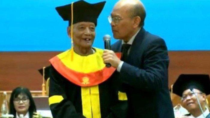 Wagimoen yang berusia 84 tahun berhasil menyandang gelar sebagai Sarjana Administrasi Negara dari Universitas Terbuka (UT) Bogor dan berhasil mendapat gelar sebagai Wisudawan Usia Tertua pada Upacara Wisuda UT Pusat Periode I Tahun Akademik 2023/2024 yang diselenggarakan di Universitas Terbuka Convention Center (UTCC) di Kantor Pusat UT Pondok Cabe, Tangerang Selatan, Selasa (28/11/2023).
