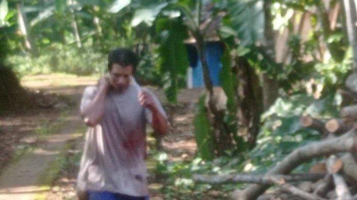 Tarsum saat bawa potongan tubuh istrinya