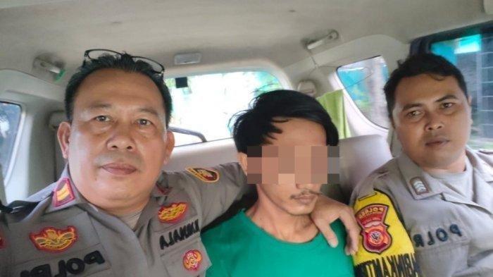 SUAMI BAKAR ISTRI - Suami yang bakar hidup-hidup istri sirinya di Desa/Kecamatan Gantar, Indramayu saat ditangkap polisi, Selasa 11 Maret 2025.