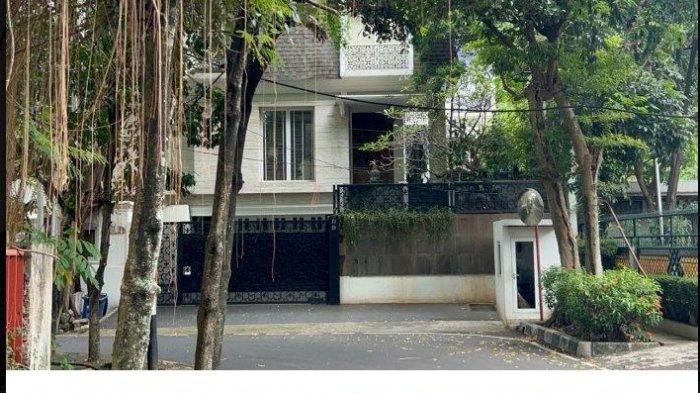 Suasana rumah mewah yang dikabarkan milik tersangka pengacara Ariyanto Bakrie atau Ary Bakri di kawasan Menteng, Jakarta Pusat, Selasa (15/4/2025). Ary Bakri ditetapkan sebagai tersangka dan ditahan atas kasus suap vonis lepas kepada terdakwa tiga korporasi korupsi ekspor CPO.