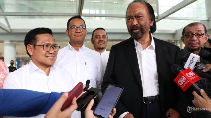 Calon Presiden nomor urut 1 Anies Baswedan (kedua kiri) bersama calon Wakil Presiden nomor urut 1 yang juga Ketua Umum PKB Muhaimin Iskandar (kiri), Ketua Umum Partai Nasdem Surya Paloh (kedua kanan) dan Ketua Dewan Syuro Salim Segaf Al Jufri (kanan) memberikan keterangan kepada wartawan usai pertemuan tertutup di Jakarta, Jumat (23/2/2024). Pertemuan tersebut membahas soal usulan hak angket mengusut dugaan kecurangan pemilihan umum (Pemilu) 2024.