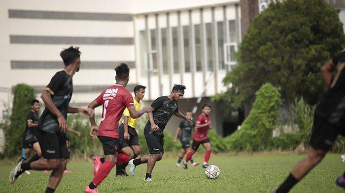 Laga uji coba Sada Sumut FC Kontra PS Bank Sumut di Lapangan Bola Galang, Rabu (5/8/2023).