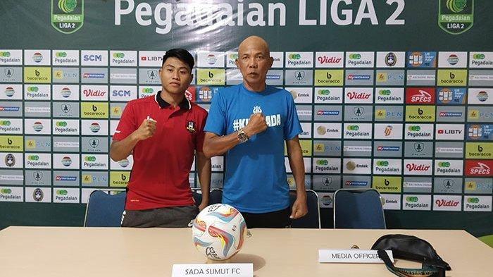 Pelatih Sada Sumut, Suharto AD dan pemain Aulia Lubis menghadiri kegiatan konferensi pers di Stadion Baharoeddin Siregar, Sabtu (15/9/2023) 