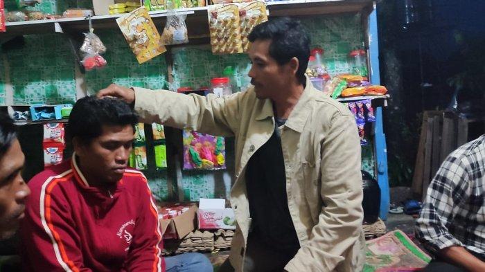 Sagala, supir dump truk yang melakukan tradisi Beras Pihir di kediamannya yang berada di Kecamatan Sidikalang Kabupaten Dairi, Jumat (12/6/2024) .