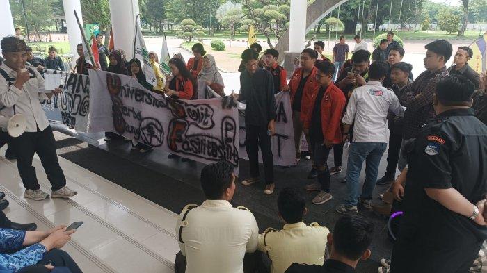 Salah satu mahasiswa aksi unjuk kebolehan, bacakan puisi keresahan soal kenaikan UKT di depan gedung biro rektor USU, Senin (20/5/2024).