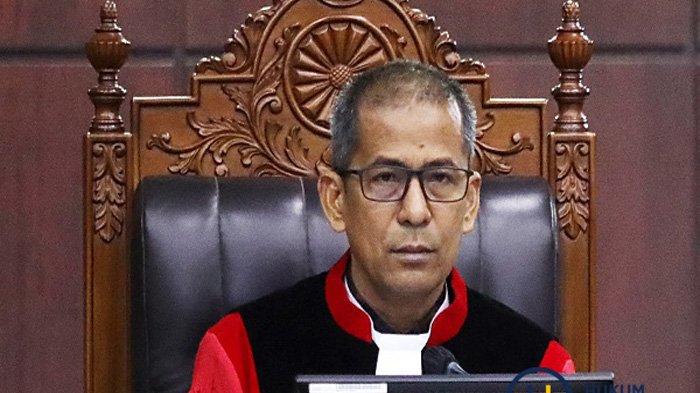 Hakim Konstitusi Saldi Isra dilaporkan ke Majelis Kehormatan usia perdapatnya mengatakan bingung dengan putusan sidang batasan usia Capres Cawapres. 