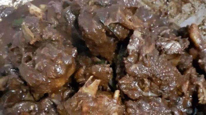 Lomok-lomok entok khas Karo memiliki rasa yang gurih dan pedas dengan warna kecoklatan.