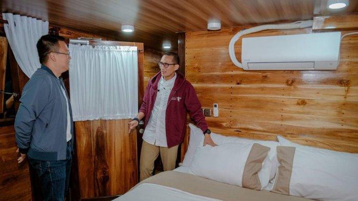 Sandiaga Uno saat mengunjungi Kapal Pinisi Kenzo. Kapal ini akan memanjakan para pengunjung ke Danau Toba dengan berkeliling Danau Toba sambil nikmati fasilitas mewah.