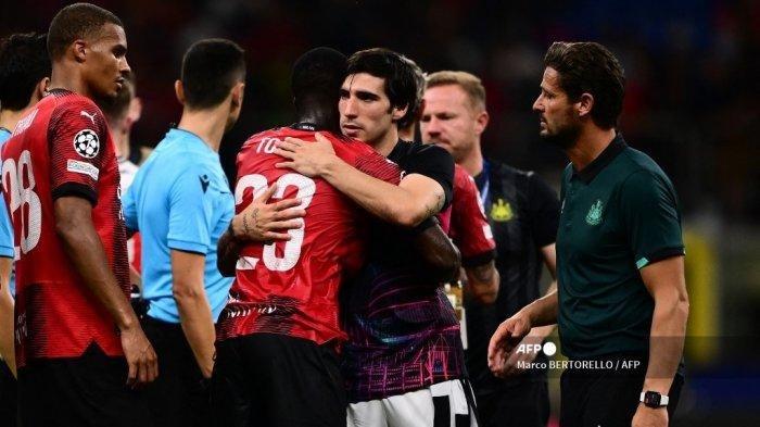 Gelandang Newcastle United Italia #08 Sandro Tonali (tengah) memeluk mantan bek Inggris #23 AC Milan Fikayo Tomori di akhir pertandingan sepak bola grup F putaran pertama Liga Champions UEFA antara AC Milan dan Newcastle di stadion San Siro di Milan pada bulan September 19, 2023. (Marco BERTORELLO / AFP)