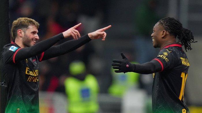 SELEBRASI - Penyerang AC Milan, Santiago Gimenez (kiri) selebrasi bersama Rafael Leao usai mencetak gol ke gawang Verona di Liga Italia 2024-2025.