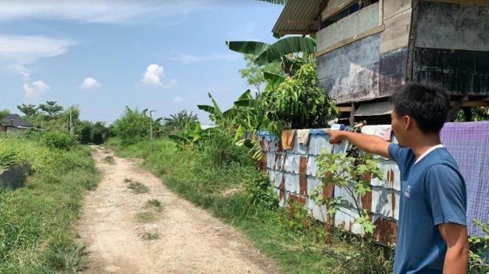 Santri Purnomo, menunjukkan lokasi dimana ayahnya dibacok oleh puluhan orang hingga meninggal dunia di Jalan Simpang Kariman, Pasar III, Desa Saentis, Kecamatan Percut Sei Tuan, Deliserdang, Kamis (13/6/2024). TRIBUN-MEDAN/ALFIANSYAH