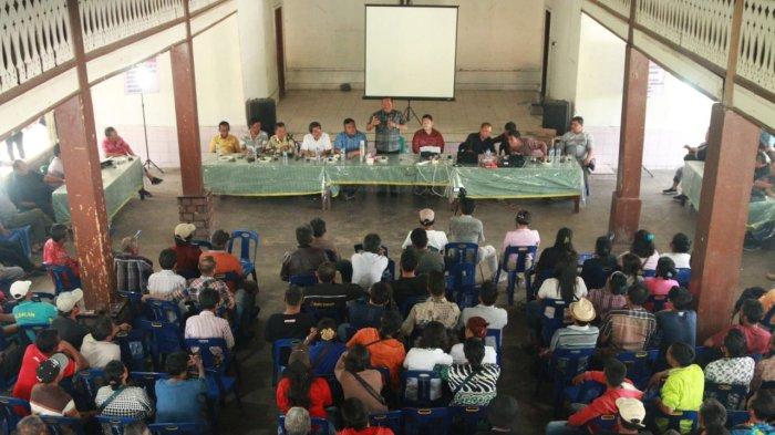 Bakal Calon Bupati dan Wakil Bupati Samosir Freddy Paulus Situmorang dan Andreas Bolivi Simbolon menyapa pendukunya di Sopo Godang HKBP Nainggolan.