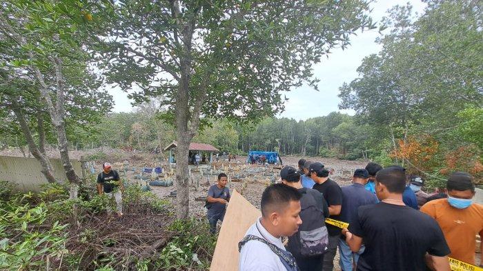 Sat Reskrim Polres Binjai, bersama Tim Forensik Rumah Sakit (RS) Bhayangkara Medan membongkar makam korban berinisial M (28) warga Dusun I, Desa Kwala Besar, Kecamatan Secanggang, Kabupaten Langkat, Sumatera Utara, Sabtu (25/5/2024). 