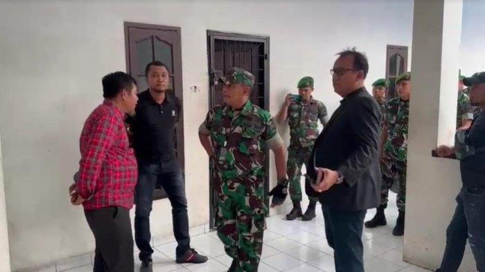 Penampakan puluhan personel TNI dari Kodam I Bukit Barisan mendatangi Sat Reskrim Polrestabes Medan. Mereka datang diduga mendesak Polisi membebaskan tersangka yang sudah ditangkap, Sabtu (5/8/2023).
