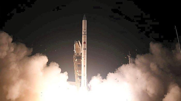 Satelit OFEK-16 ditembakkan ke luar angkasa di Israel tengah, 6 Juli 2020. (Dok.Kementerian Pertahanan Israel via Reuters)