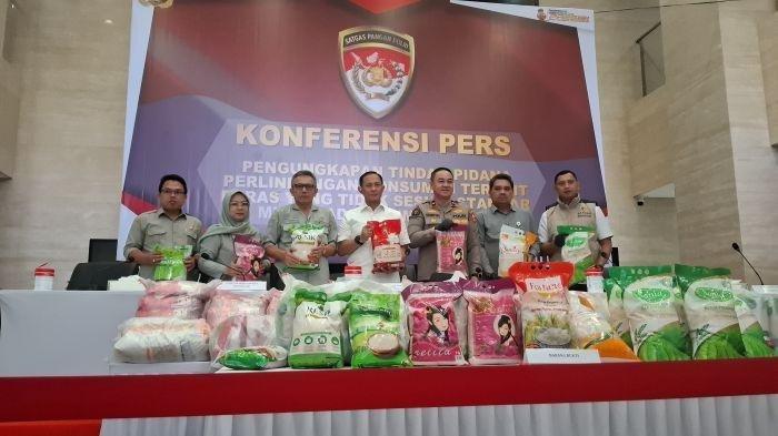 BERAS OPLOSAN - Satgas Pangan Polri menggelar konferensi pers terkait pengungkapan kasus beras oplosan di gedung Bareskrim Polri, Jakarta, Kamis (24/7/2025). Adapun terdapat 5 merek beras oplosan dari 3 produsen yang saat ini ditingkatkan kasusnya menjadi penyidikan.