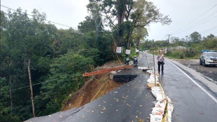 Satuan Lalu Lintas (Sat Lantas) Polres Simalungun melakukan pengamanan lalu lintas di km 19 Jalan Pematangsiantar - Parapat, tepatnya di Nagori Marihat Huta, Kecamatan Dolok Panribuan, Kabupaten Simalungun