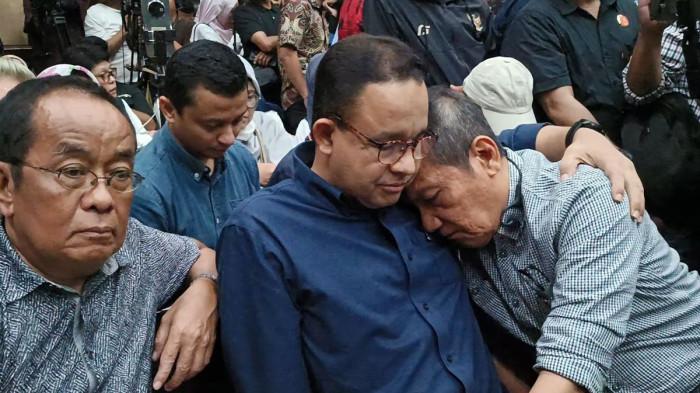 Sejumlah tokoh menghadiri sidang vonis mantan Menteri Perdagangan periode 2015–2016 Thomas Trikasih Lembong (Tom Lembong) di Pengadilan Tipikor Jakarta Pusat, Jumat (18/7/2025).

Di antaranya, Gubernur DKI Jakarta periode 2017–2022 Anies Baswedan, Mantan Wakapolri Komjen (Purn) Oegroseno, Wakil Ketua Komisi Pemberantasan Korupsi periode 2015–2019  Saut Situmorang, pakar hukum tata negara Refly Harun, Rocky Gerung, hingga Said Didu. (Kompas.com)