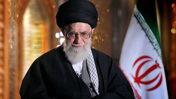 TARGET SERANGAN- Sayyed Ali Hosseini Khamenei atau Ali Khamenei, Pemimpin Tertinggi Iran dikabarkan menjadi target serangan Israel dan Amerika Serikat (AS). Saat ini, Ali Khamenei tengah berada di sebuah bunker.