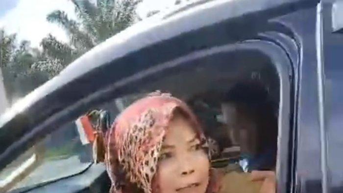 Screenshot cekcok antara personel Sat Brimob Polda Sumut dengan warga di gerbang tol Binjai, Sabtu (22/4/2024). Personel Brimob Polda Sumut diduga tabrak lari kendaraan.