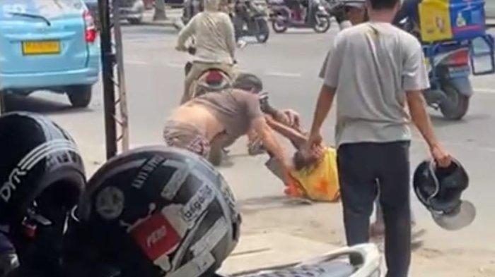 Screenshot juru parkir dan pengendara berkelahi di Jalan Brigjend Katamso, Medan akibat uang parkir, Sabtu (6/4/2024). Adu jotos terjadi lantaran warga menolak membayar secara tunai, sementara pengakuan jukir alatnya rusak.